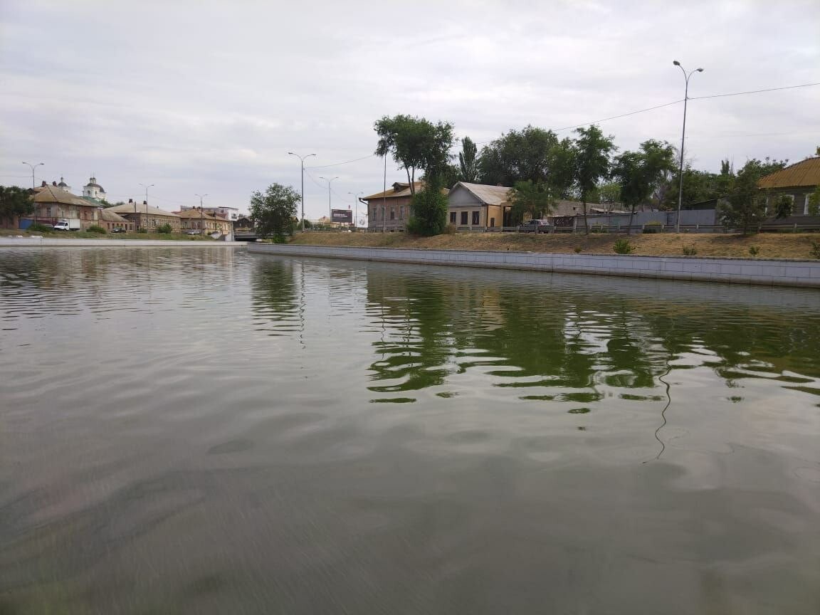 Воду в каналах Астрахани прокачивают насосами, чтобы избежать цветения