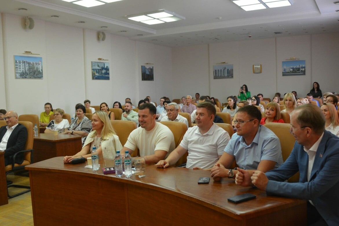 Представителей сферы торговли чествовали в Астрахани 