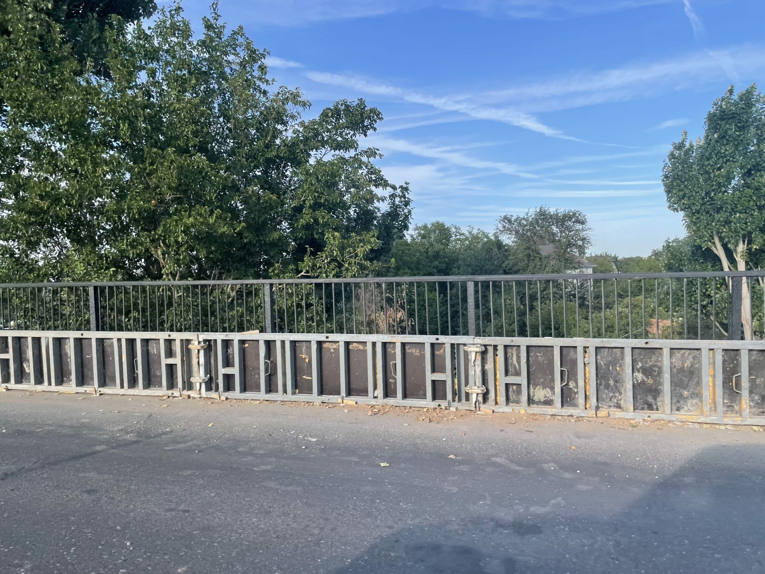 На мосту в створе улицы Боевой в Астрахани ремонтируют отбойники