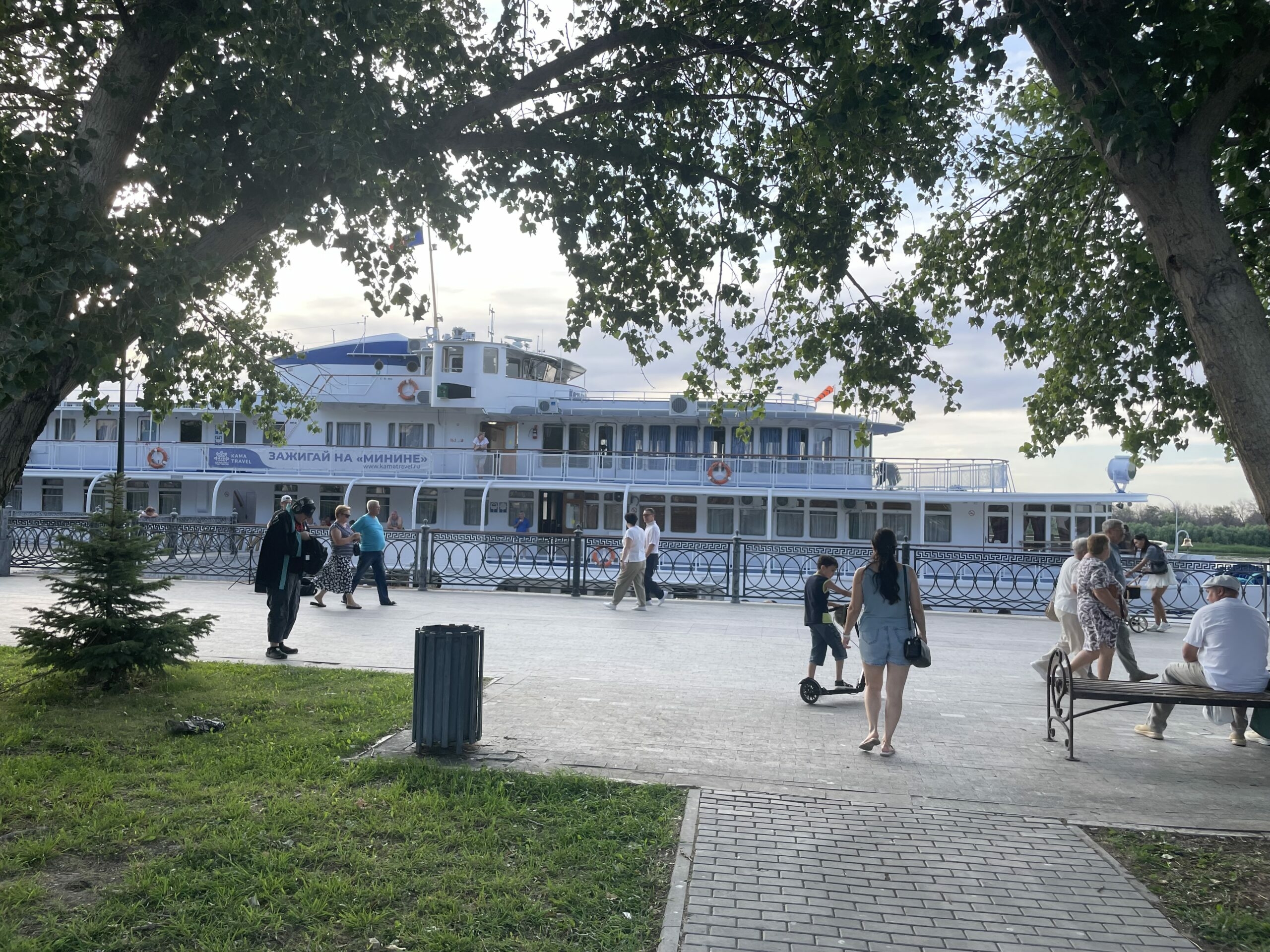 В Астраханскую область на теплоходах прибывают сотни туристов 