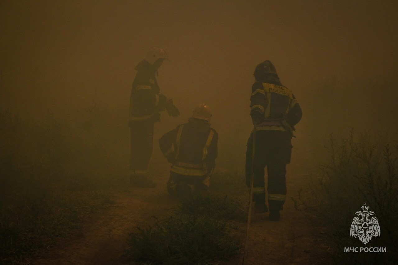 В Астрахани из-за пожара эвакуировали общежитие 