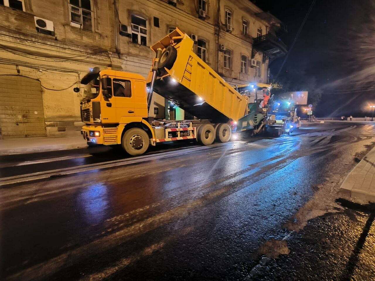 На улице Свердлова в Астрахани укладывают верхний слой асфальта