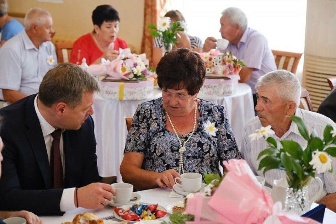 Губернатор Астраханской области поздравил с Днём семьи, любви и верности супружескую пару из Черноярского района 