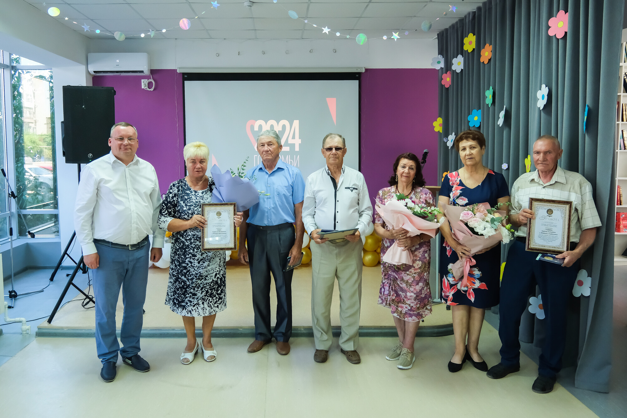 Камызякские супружеские пары получили медали «За любовь и верность» из рук Игоря Мартынова