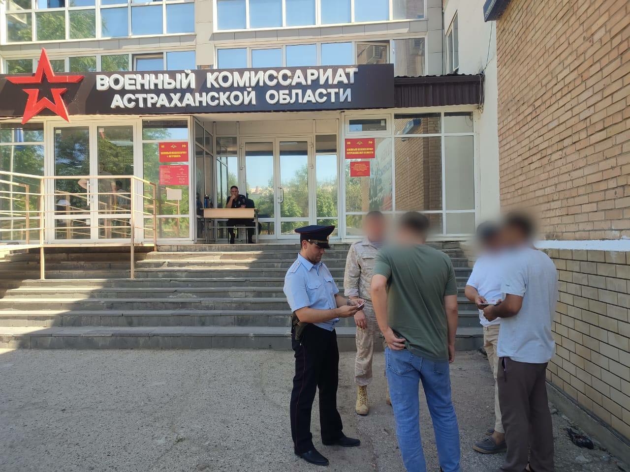 Сотрудники полиции и ФСБ в Астрахани проверили работающих в кафе иностранцев 