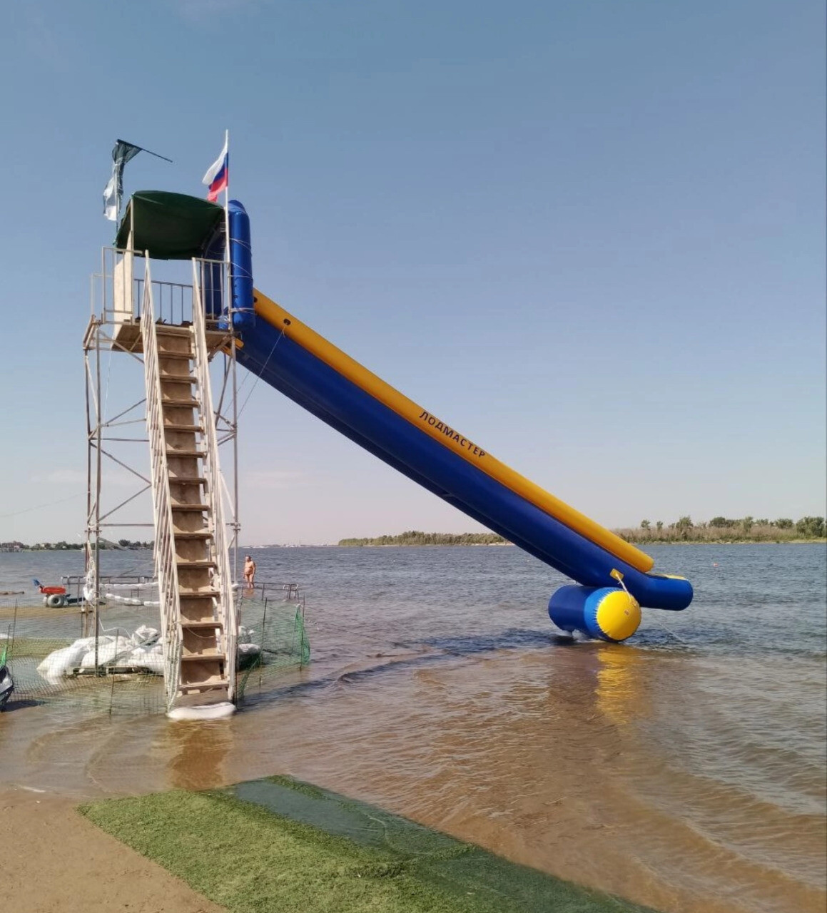 На одном из пляжей Астрахани установили опасный для жизни аттракцион 