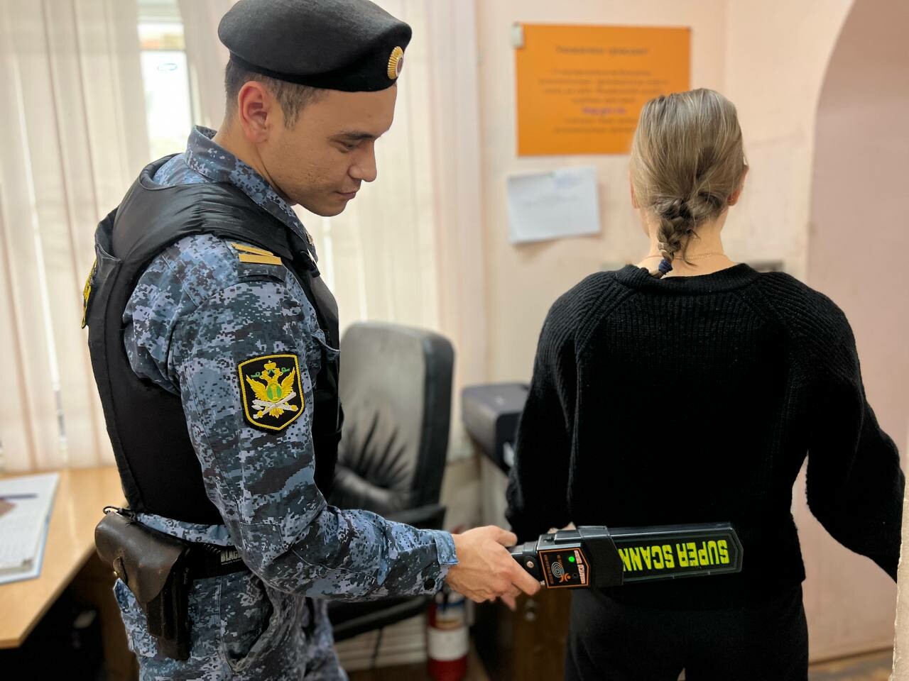 Жители Астраханской области не смогли пронести в суды около трех тысяч запрещенных предметов 