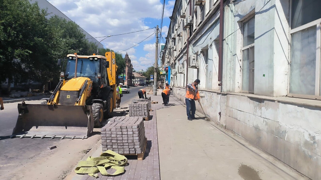 Тротуары обновляют на улицах Астрахани 
