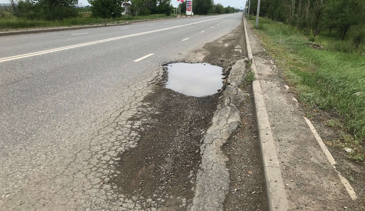 «Автодоринжиниринг» не справился — в Оренбурге рушится дорога за 210 млн рублей