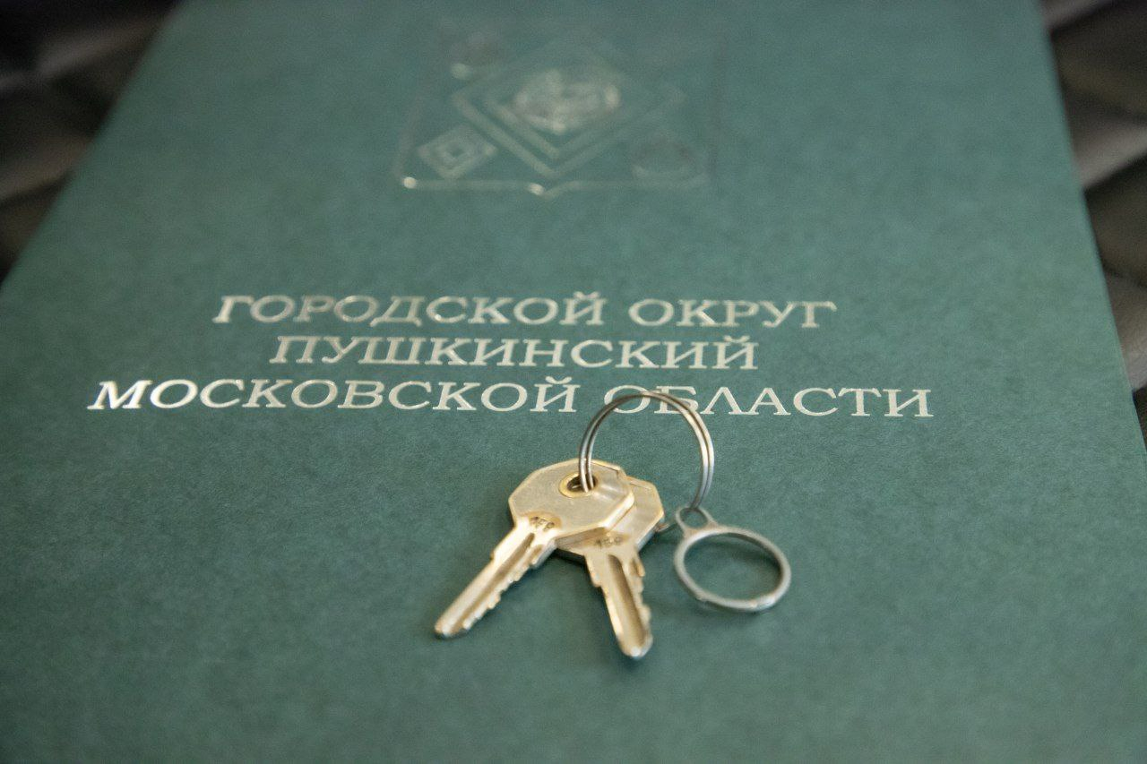 Глава округа Пушкинский передал ключи от УАЗа в качестве помощи бойцам