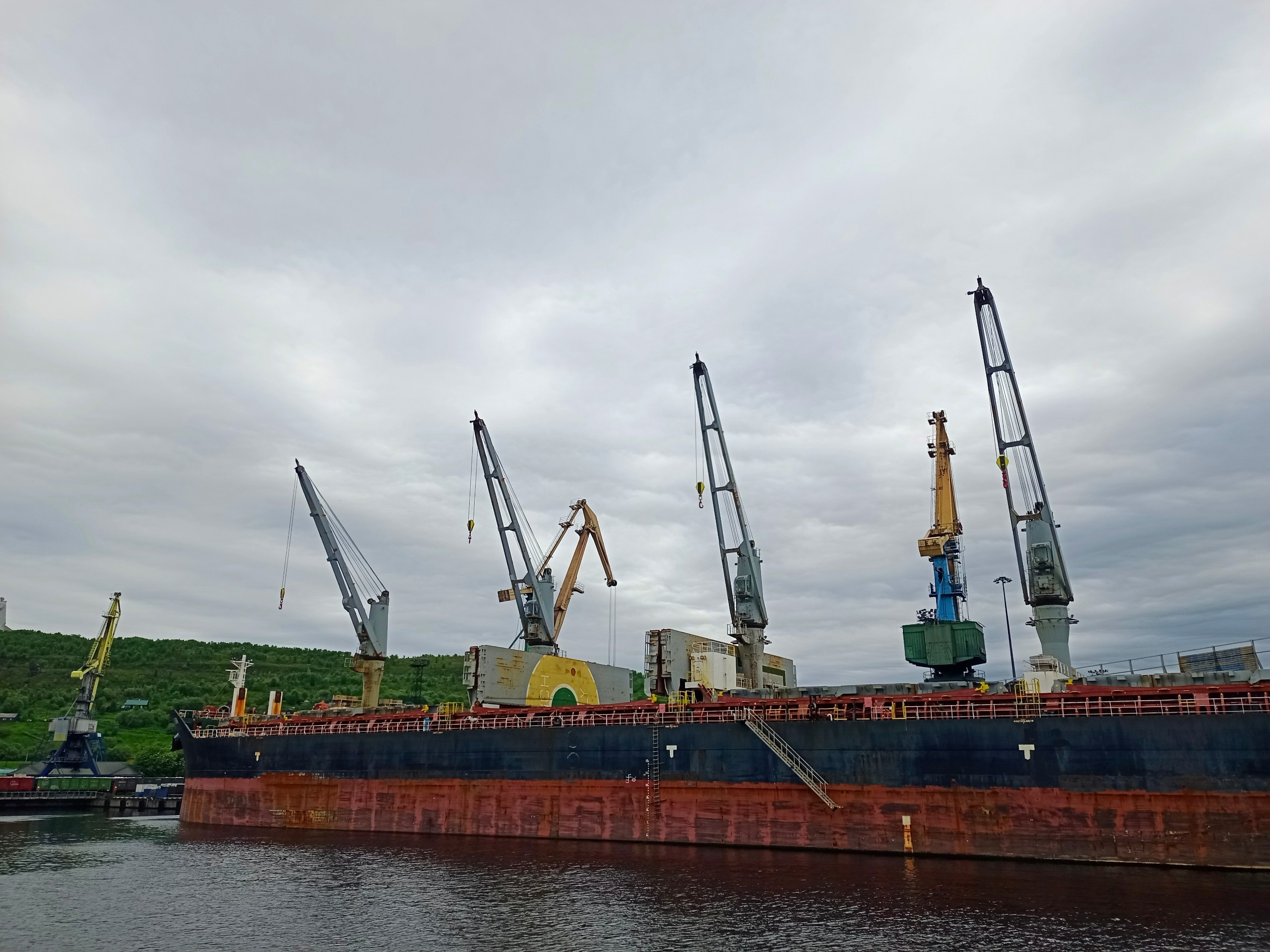 В Мурманский морской порт вернули пылеветрозащитные экраны
