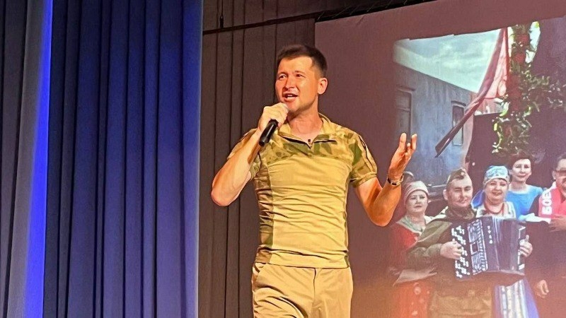Астраханский росгвардеец выступил на концерте в поддержку участников СВО