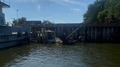 Росприроднадзор обнаружил в Астрахани затопленное в Волге судно  
