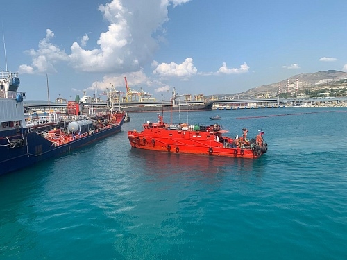 В акватории Черного моря прошли учения по ликвидации нефтеразливов 