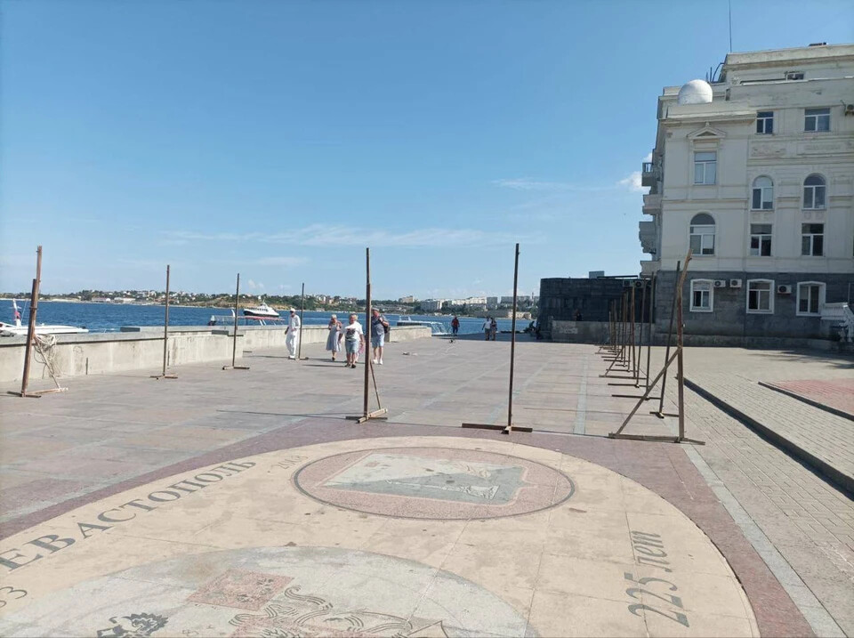 В Севастополе устанавливает временное ограждение на Приморском бульваре