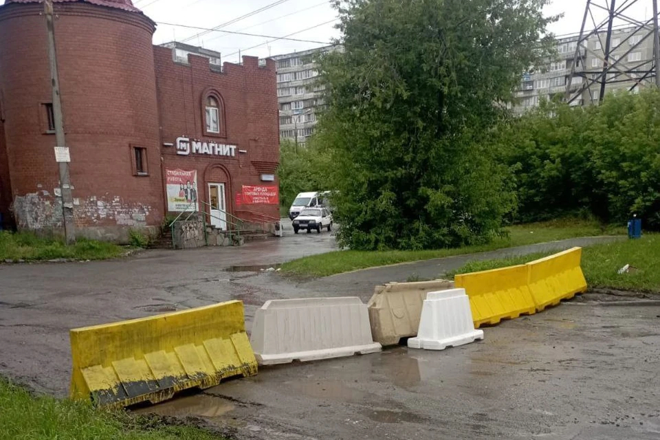 В Челябинске после обильных осадков произошло обрушение дорожного покрытия