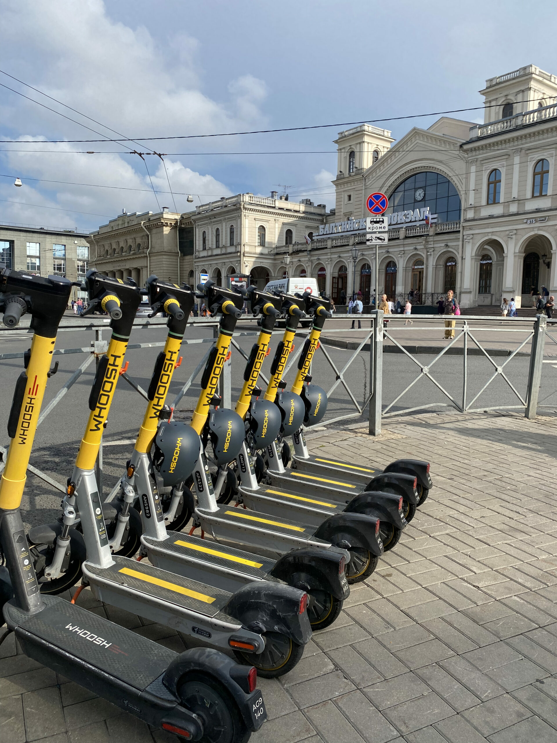 Whoosh выставил в Петербурге самокаты с улучшенными шлемами