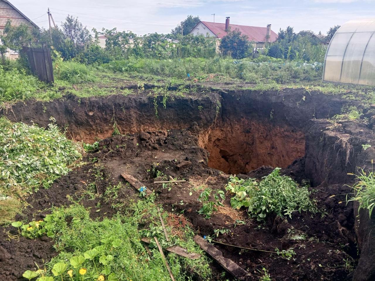 В Башкирии обвалился грунт возле жилых домов