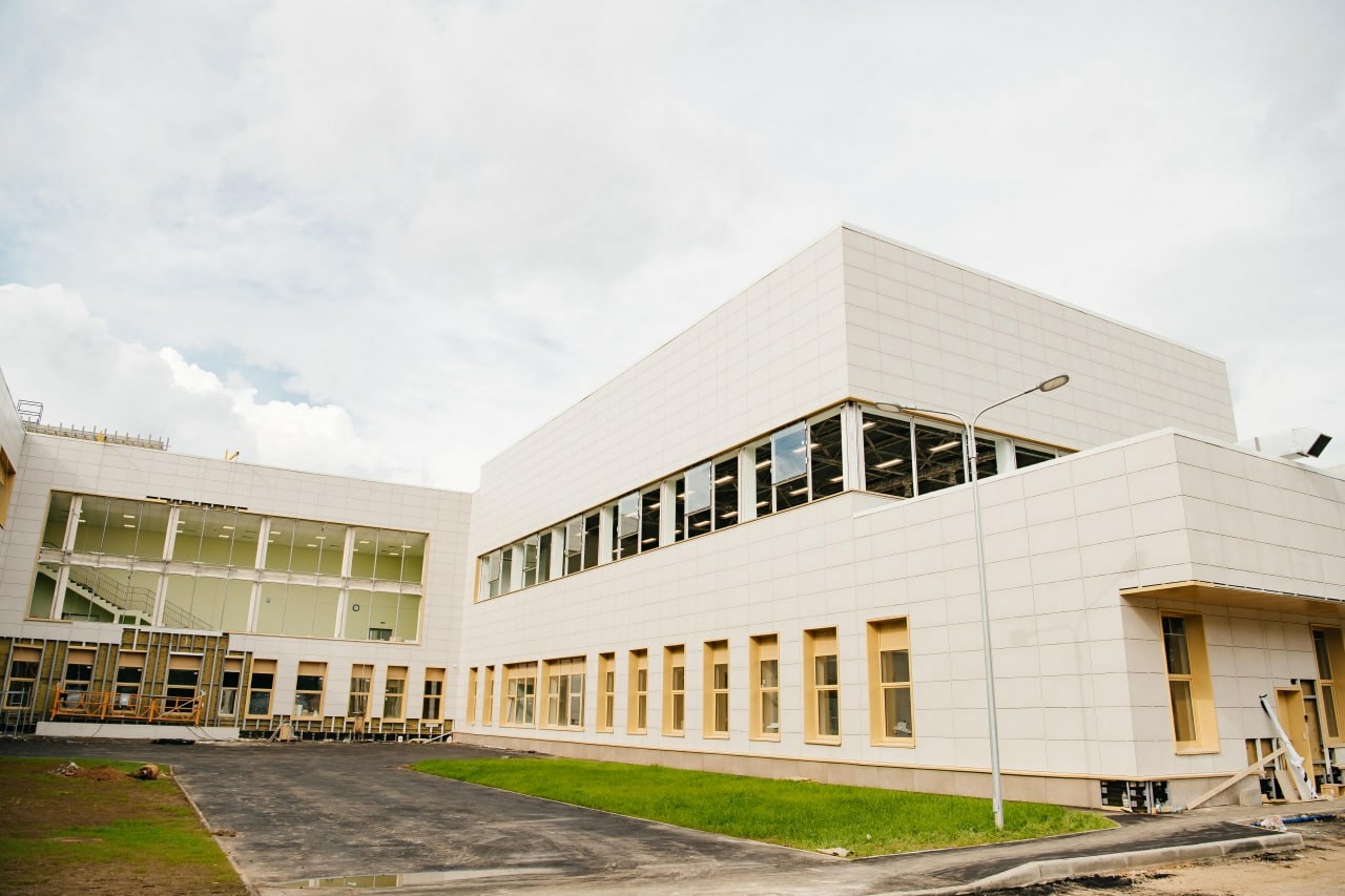 Красноцветов проверил готовность школы в микрорайоне Заветы Ильича