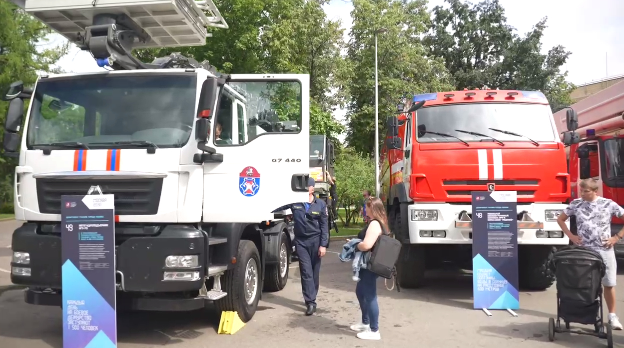 В Москве открылась выставка спецтехники городских служб