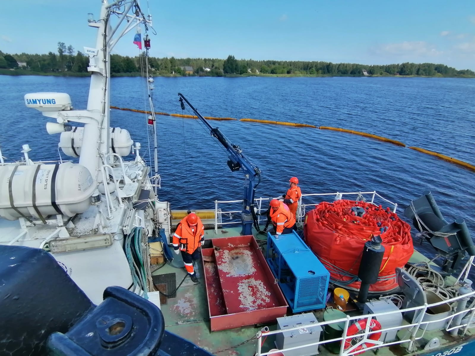 Морспасслужба провела учения по локализации нефтеразлива в порту Усть-Луга