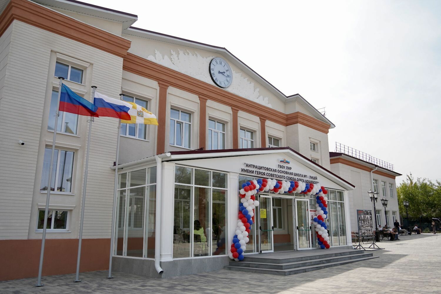 Восстановленная школа № 1 открылась в ЛНР при участии Ставрополья