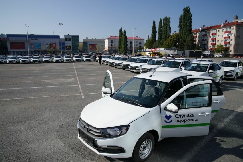 Глава Башкортостана передал медучреждениям 135 новых автомобилей
