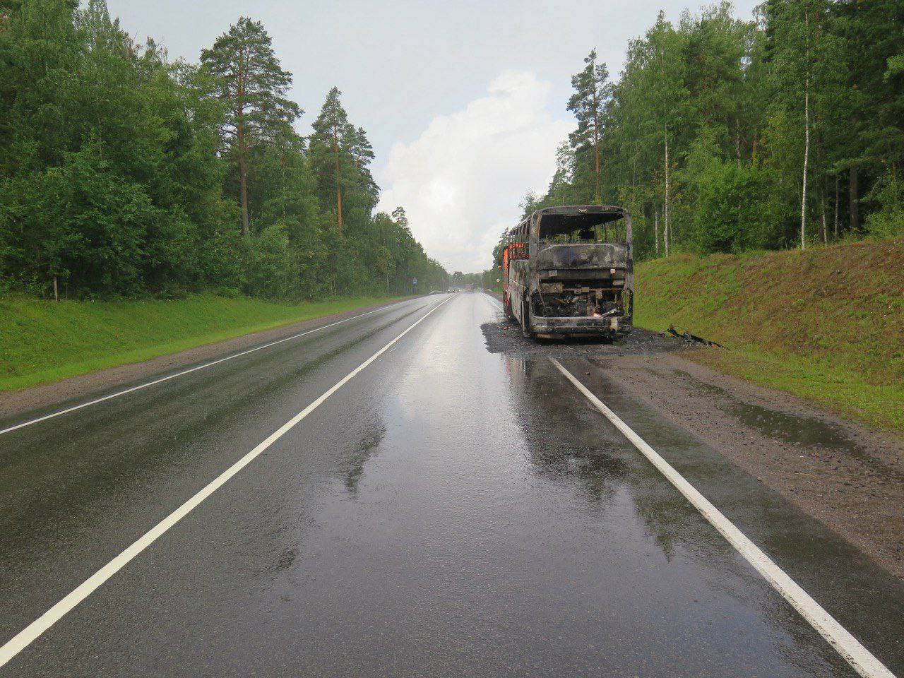 Пассажирский автобус, следующий из Петербурга в Приозерск, полностью сгорел