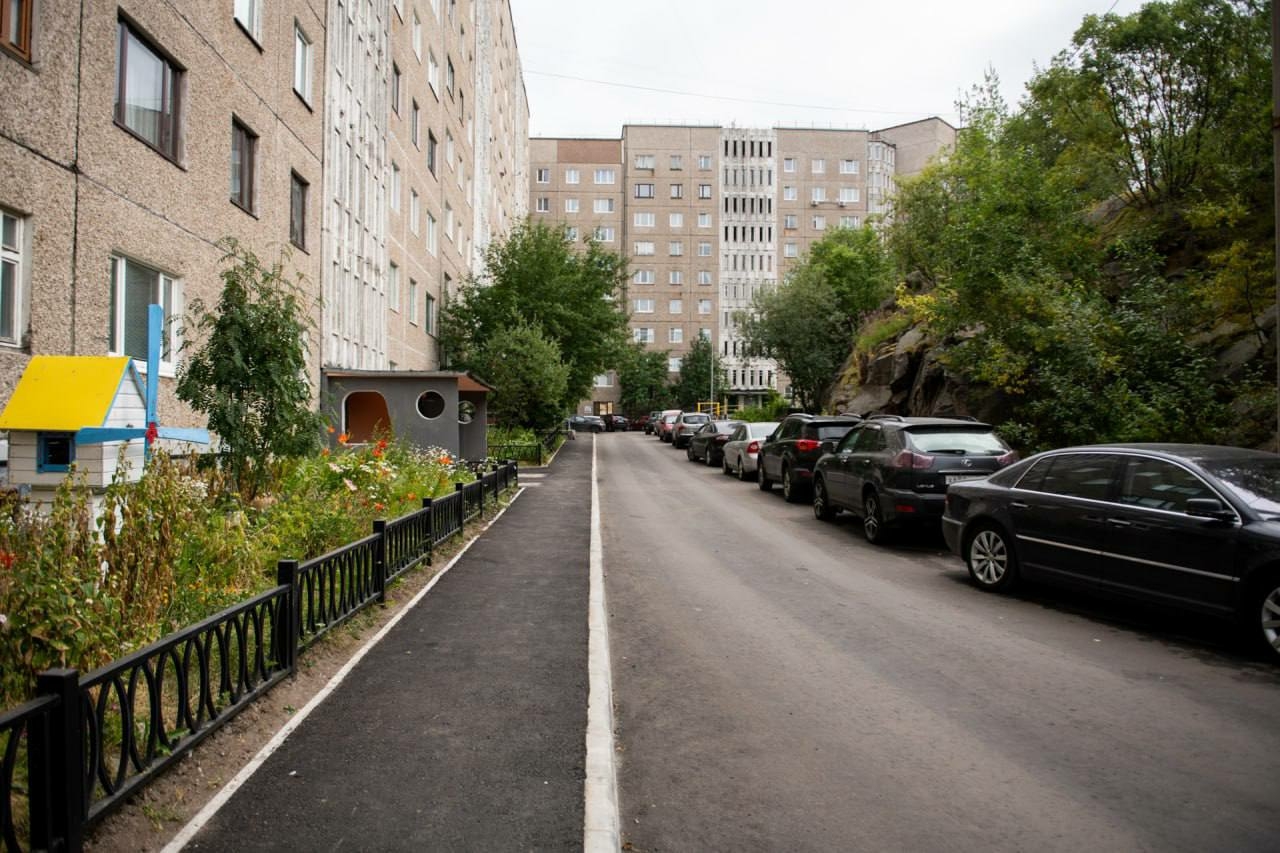 Во дворах Мурманска продолжают ремонт дорожных объектов по нацпроекту