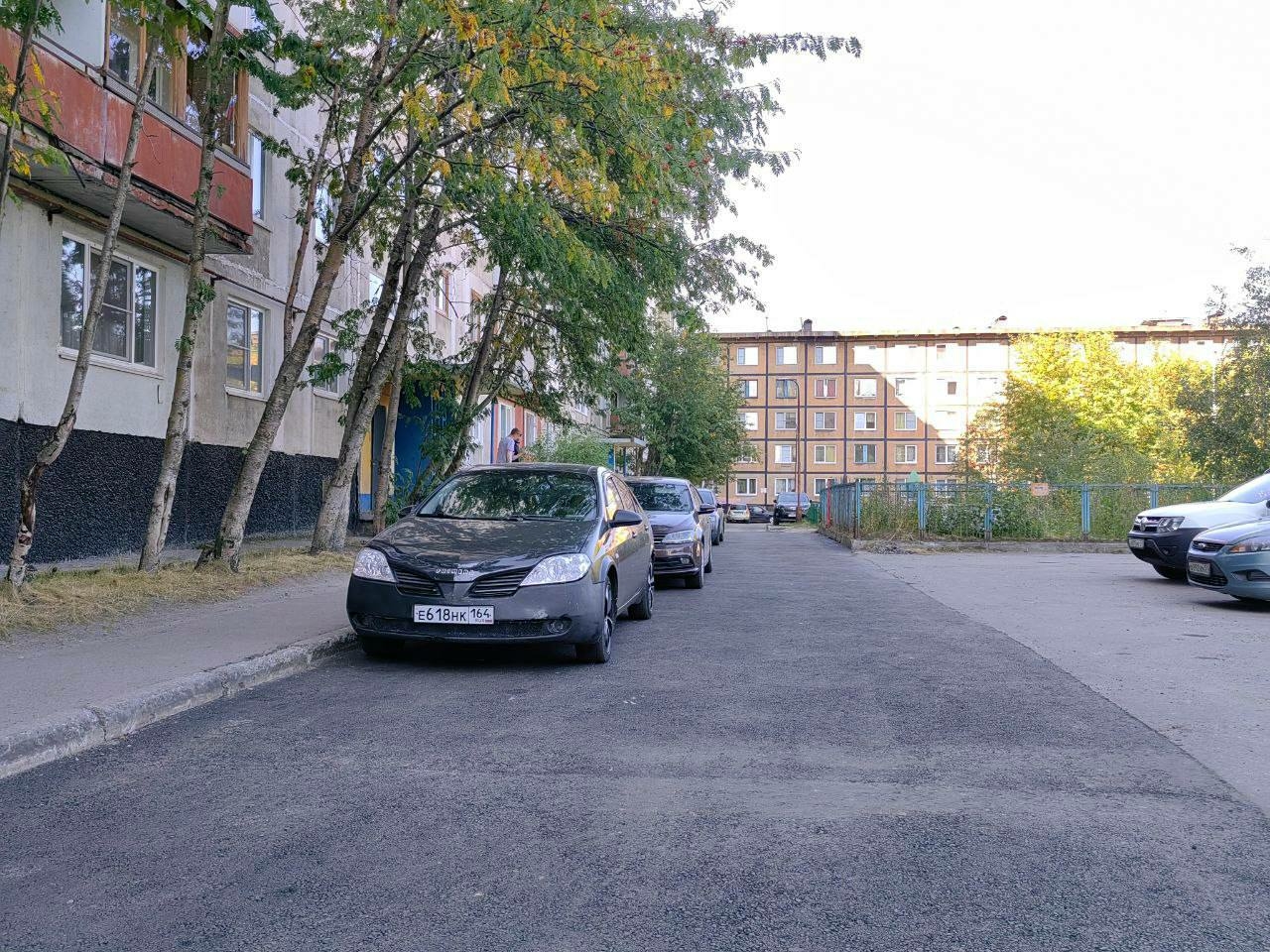 Во дворах мурманских домов продолжается ямочный ремонт