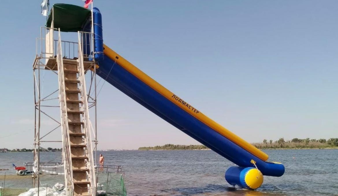 На одном из пляжей Астрахани убрали опасную горку