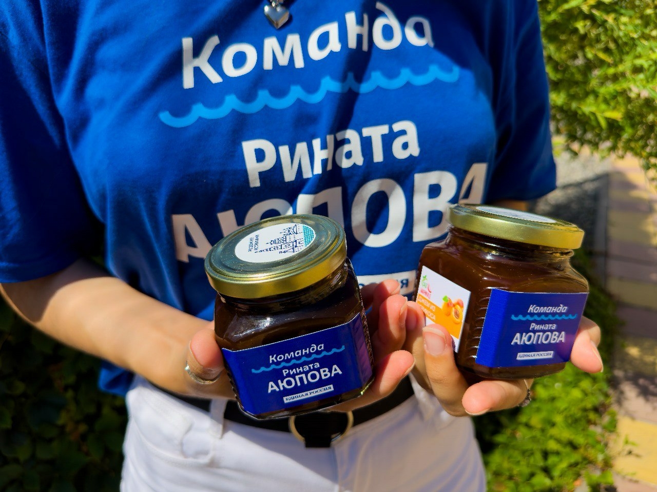 В астраханские детские дома отправили 200 банок джема 