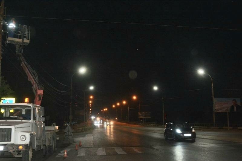 В Астрахани на Новом мосту обновляют наружное освещение 