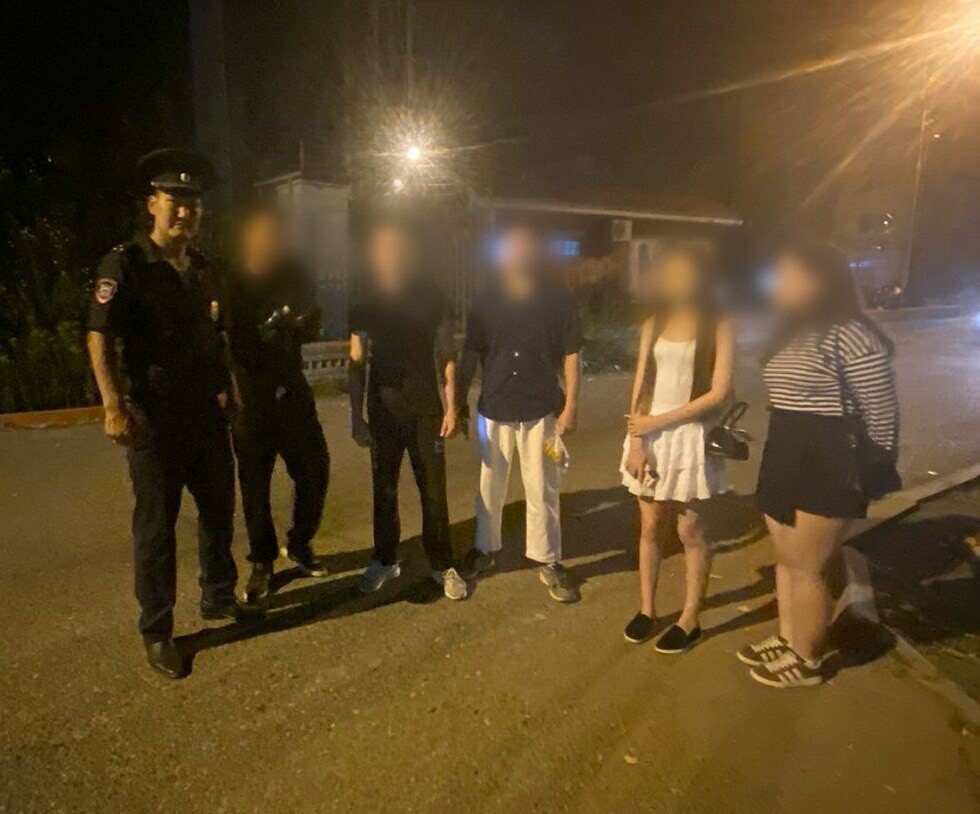 Полиция обнаружила на ночных улицах Астрахани 16 несовершеннолетних