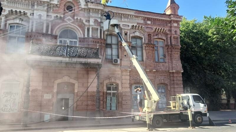 В центре Астрахани реставрируют фасады исторических зданий