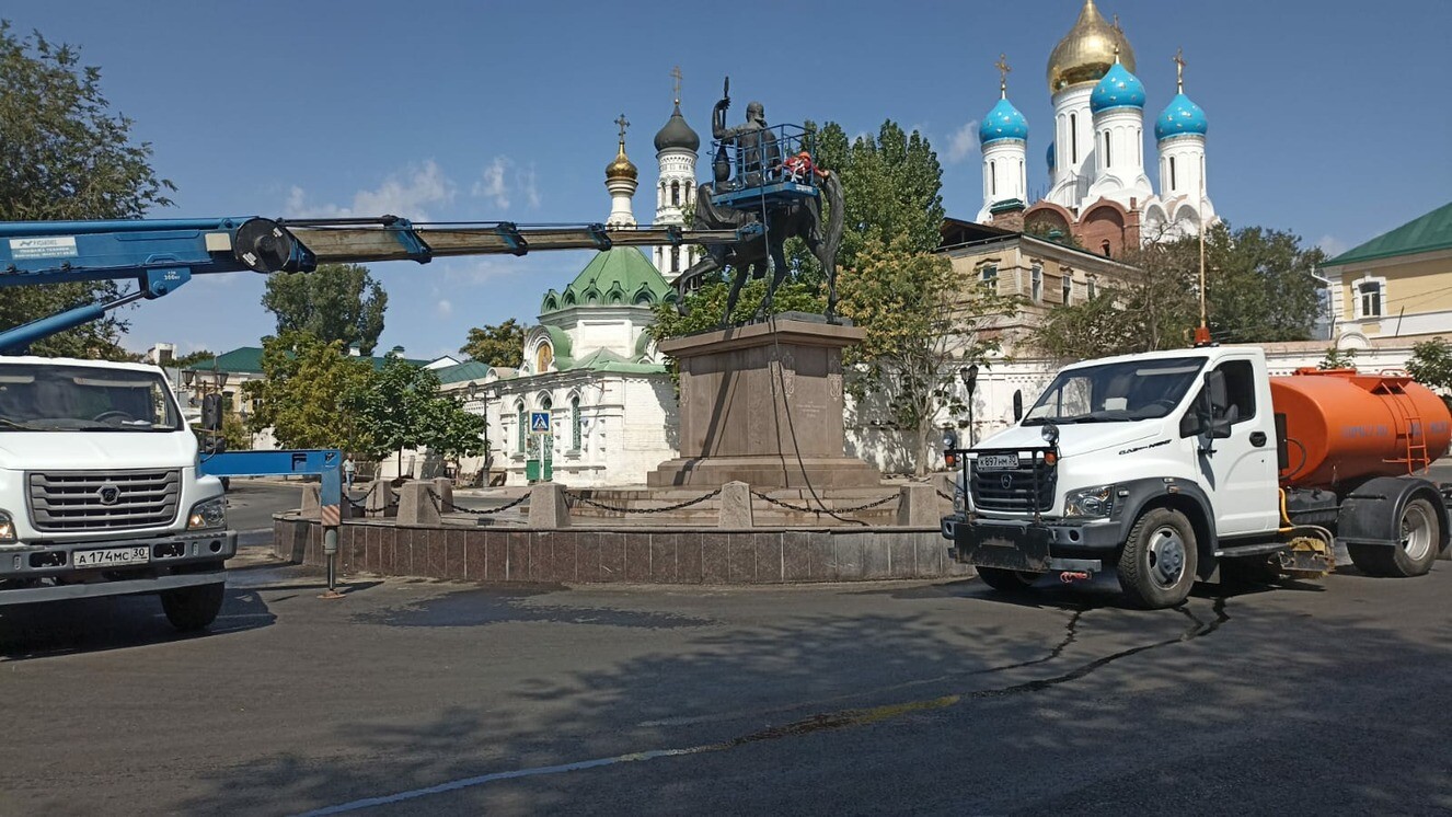 На площади Ленина в Астрахани облагородили два десятка деревьев   