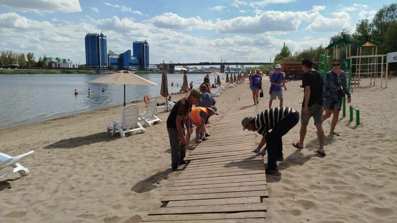 На Городском пляже Астрахани восстановлен деревянный настил