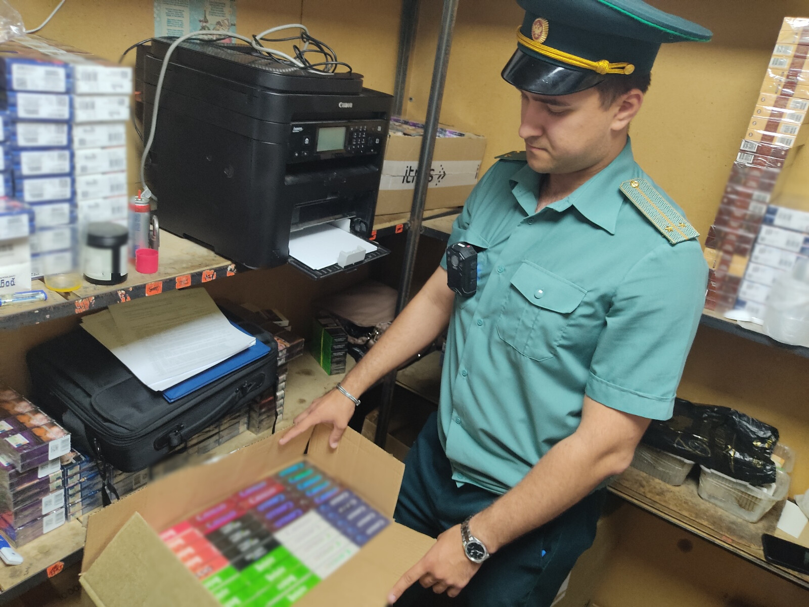 В одном из астраханских магазинов таможенники изъяли восемь тысяч пачек сигарет