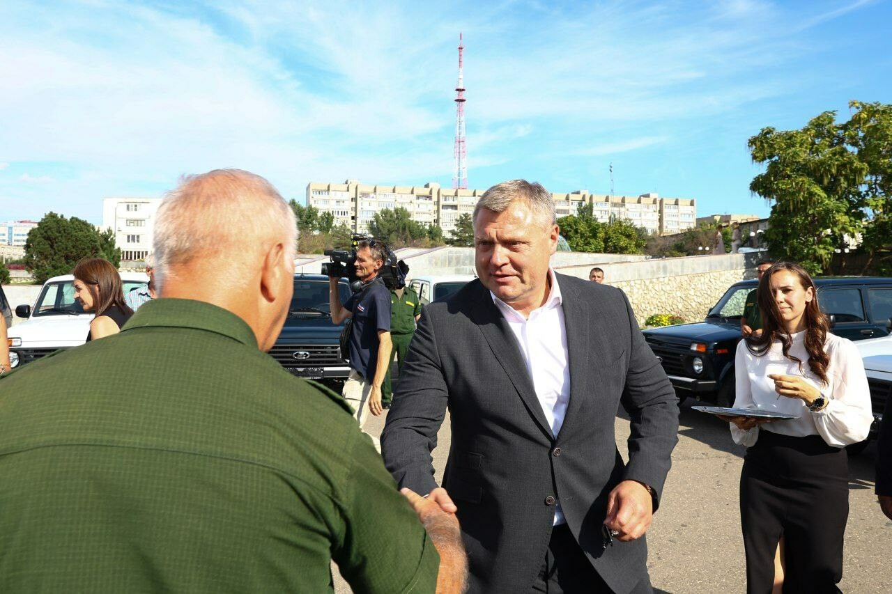 Инспекторам службы природопользования в Астраханской области вручили новые автомобили 