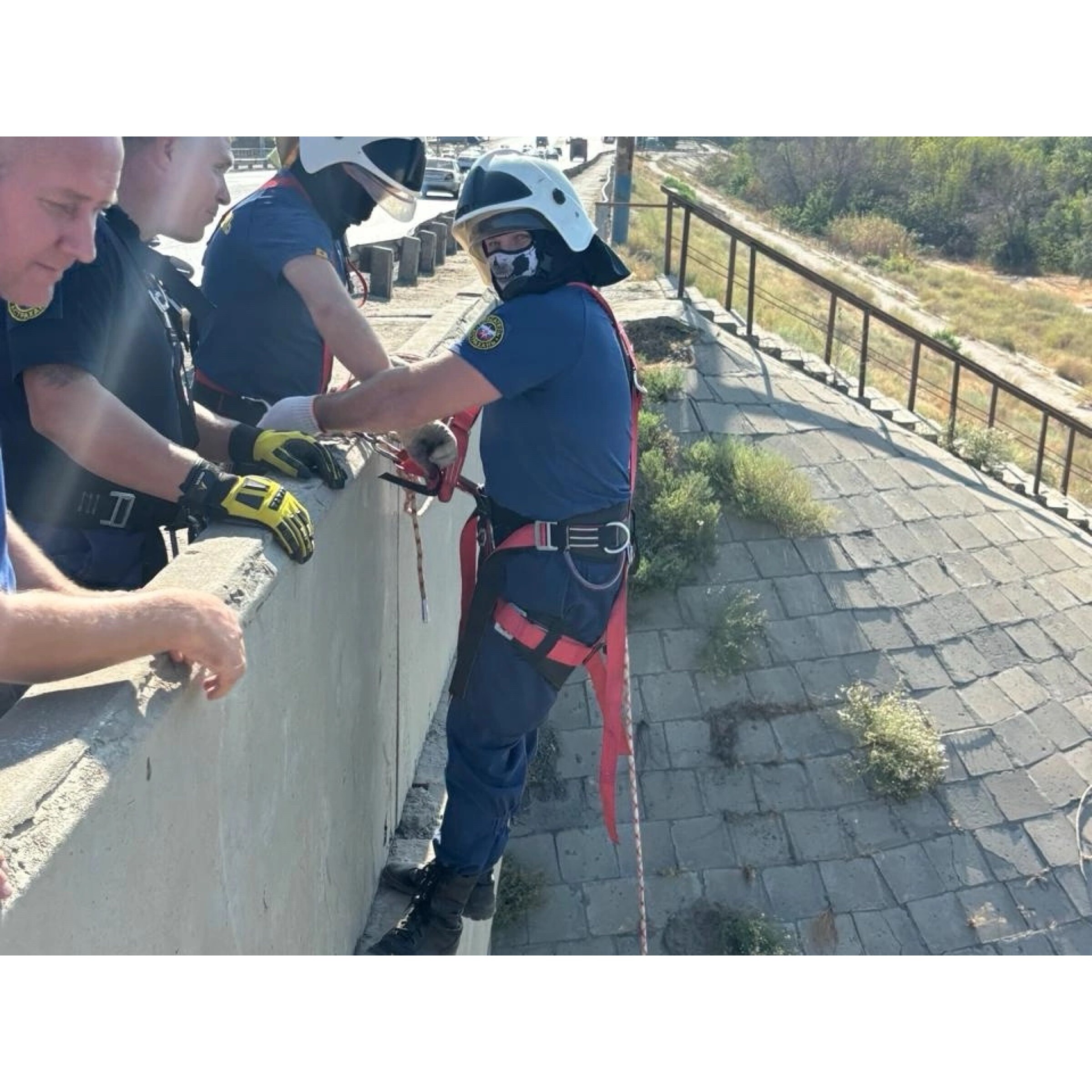 Городские спасатели Астрахани совершенствуют навыки работы на высоте