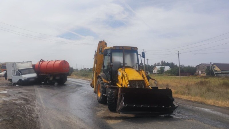 В Астрахани случилось тройное ДТП с КАМАЗом