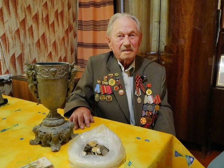 Ветеран войны из Астрахани передал музею килограмм монет советских времен