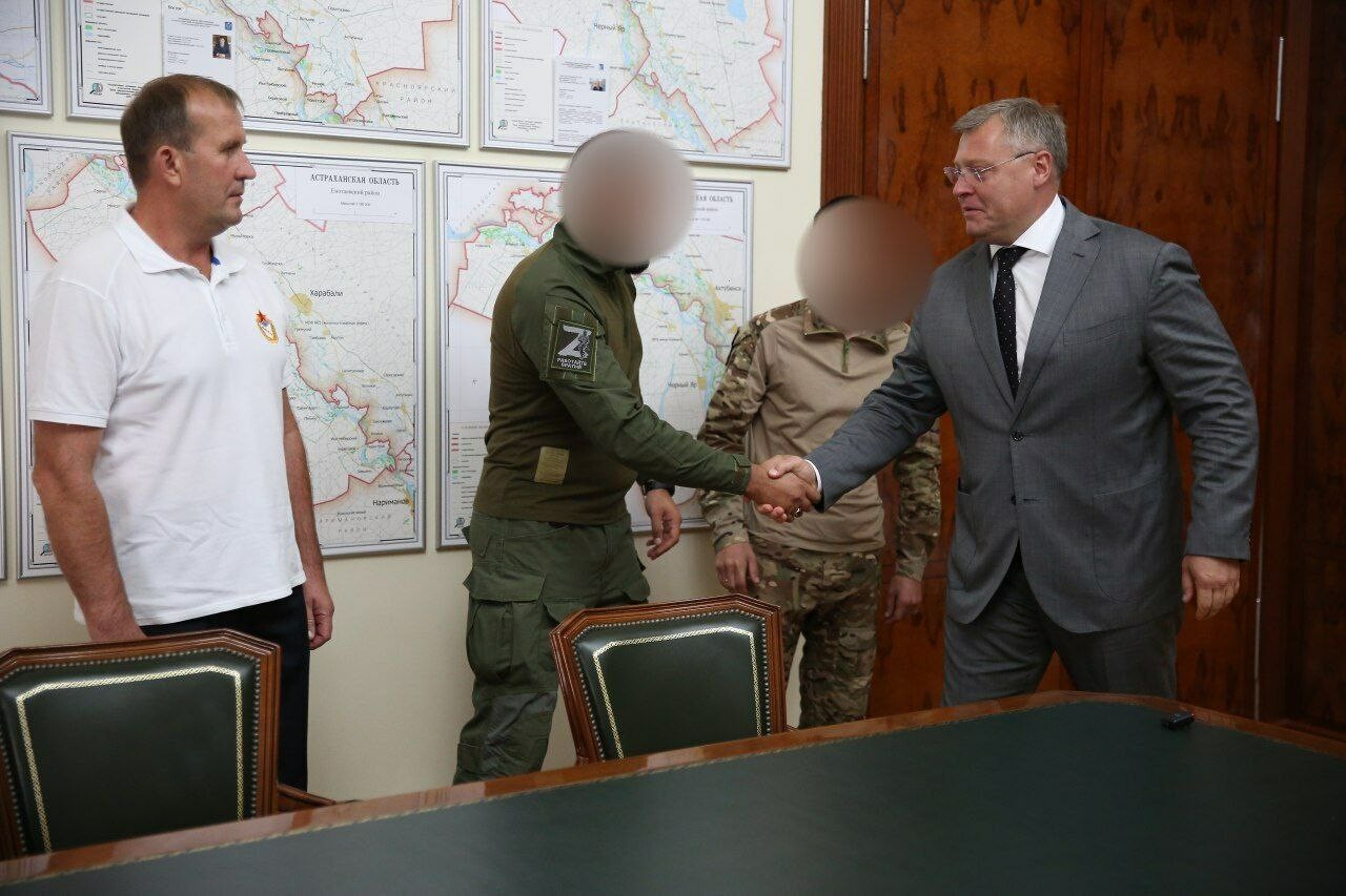 Игорь Бабушкин передал бойцам СВО ключи от новых машин 