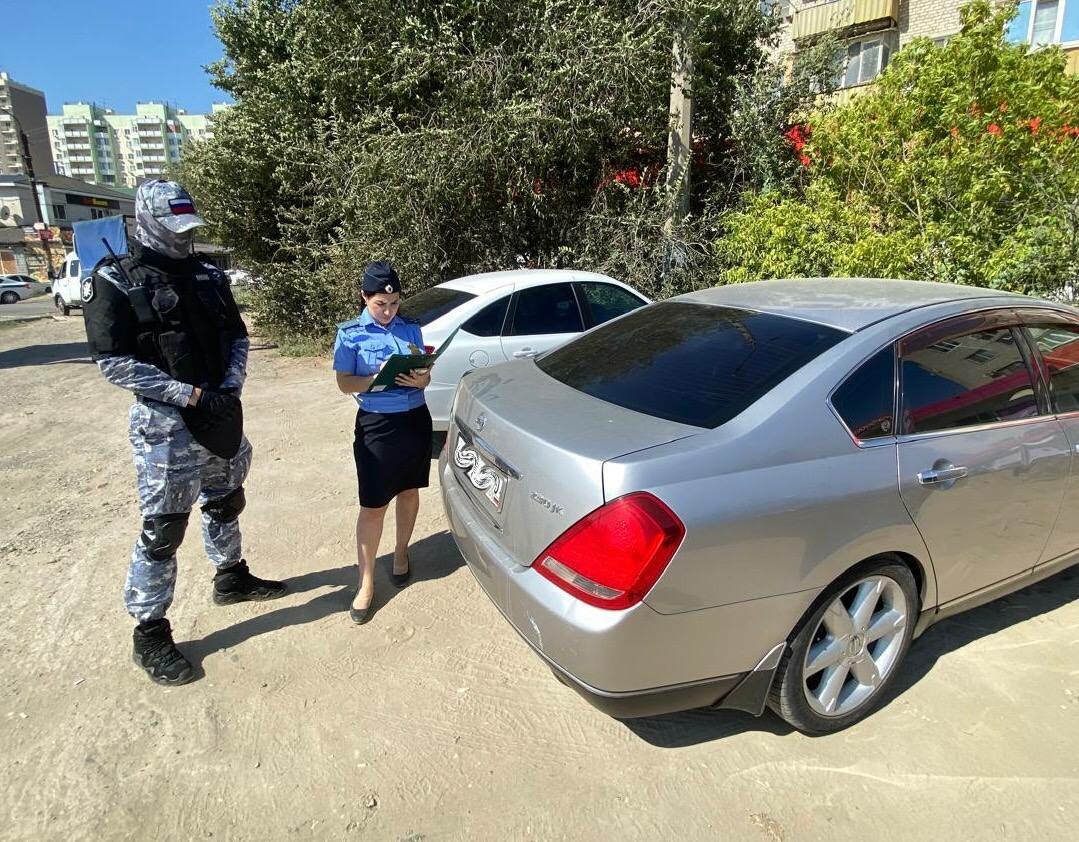 Астраханец лишился иномарки из-за долга