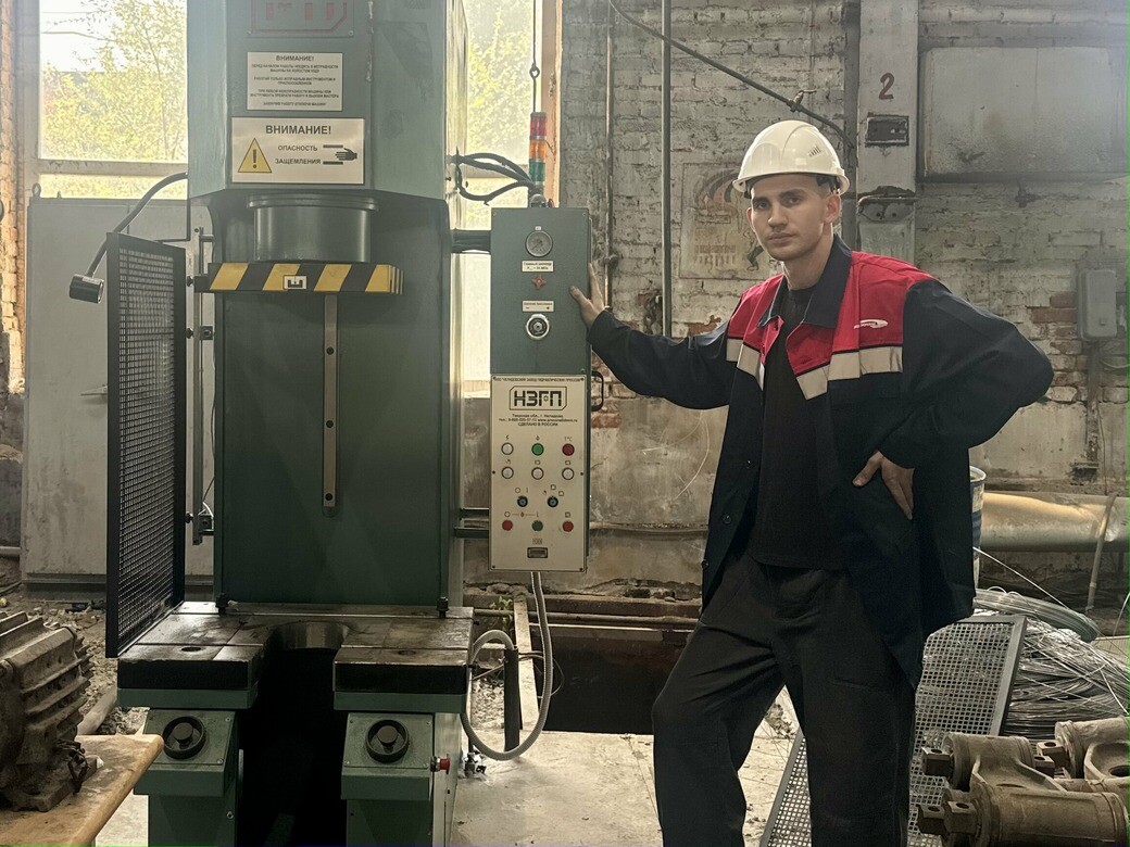 Астраханский тепловозоремонтный завод приобрел новый гидравлический пресс