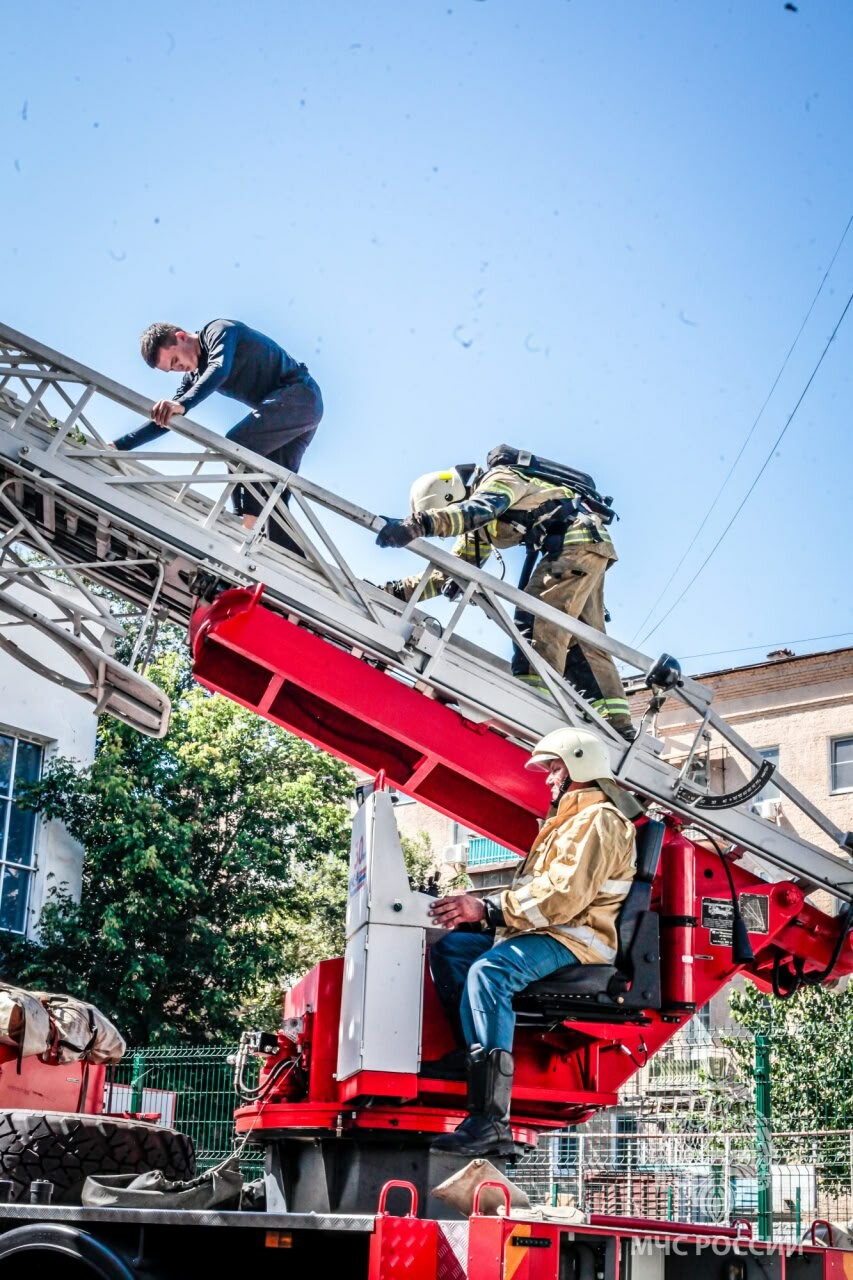 В лицее №1 астраханские спасатели тушили условный пожар