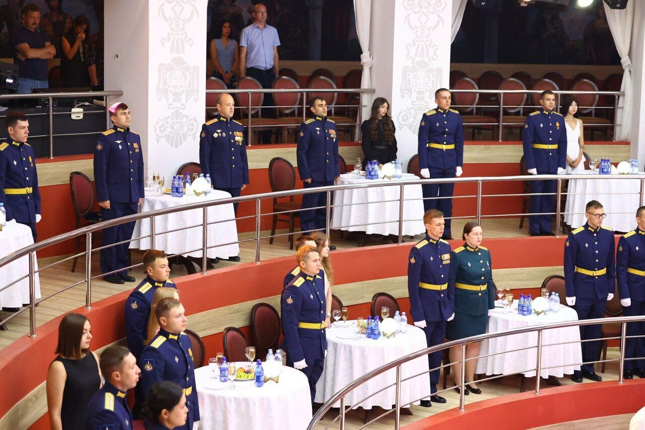 Игорь Бабушкин встретился с офицерами-выпускниками 