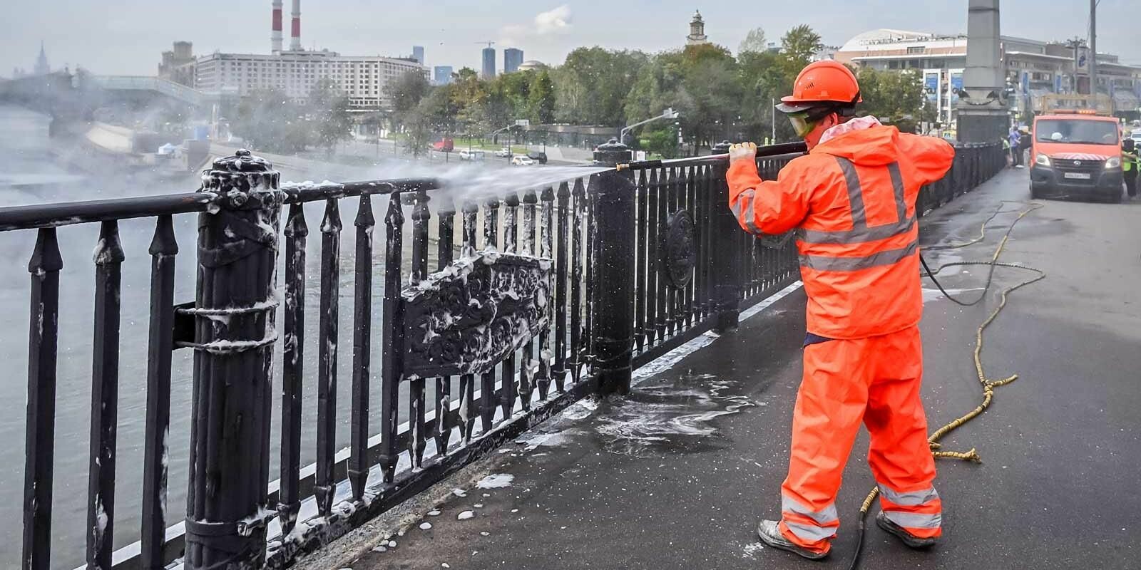 Около двух тысяч инженерных сооружений промоют в Москве ко Дню города