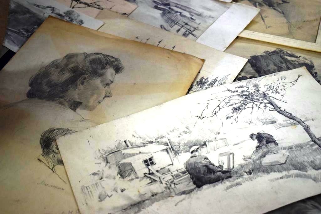 Астраханский художник передал местной картинной галерее свои произведения