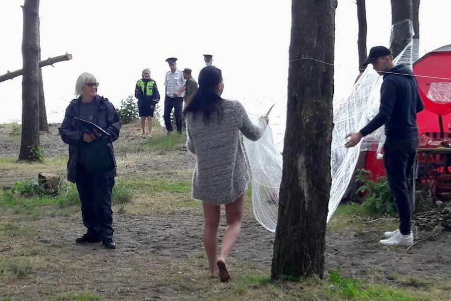 Полиция провела проверку стихийного палаточного лагеря на пляже в Куликово